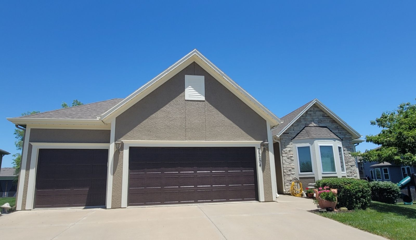 Commercial building exterior painting in Leawood